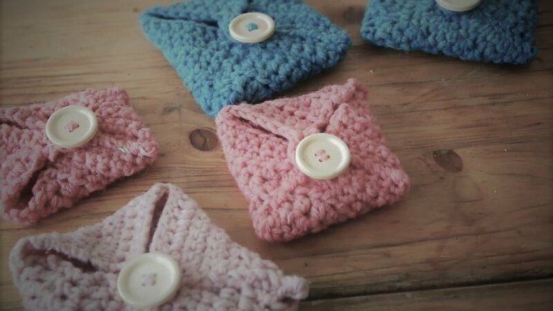 Pochettes en laine crochetées lors d'un atelier