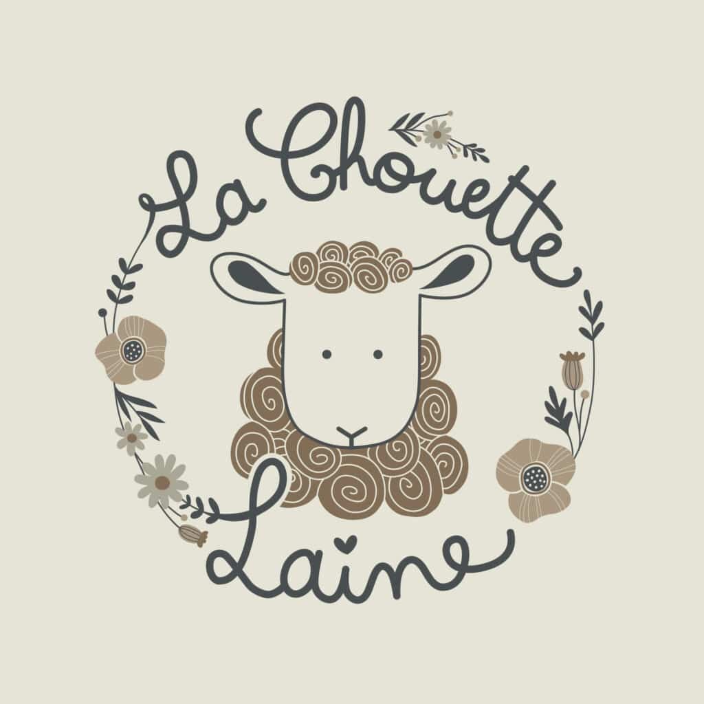 Petit mouton mignon entouré d'une couronne de fleurs - logo de la chouette laine